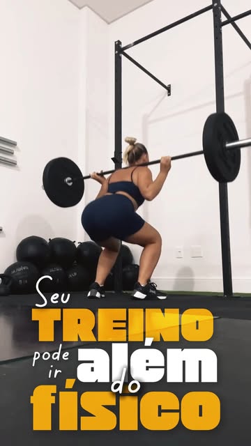 Atleta treinando agachamento com barra e anilhas Stormfit