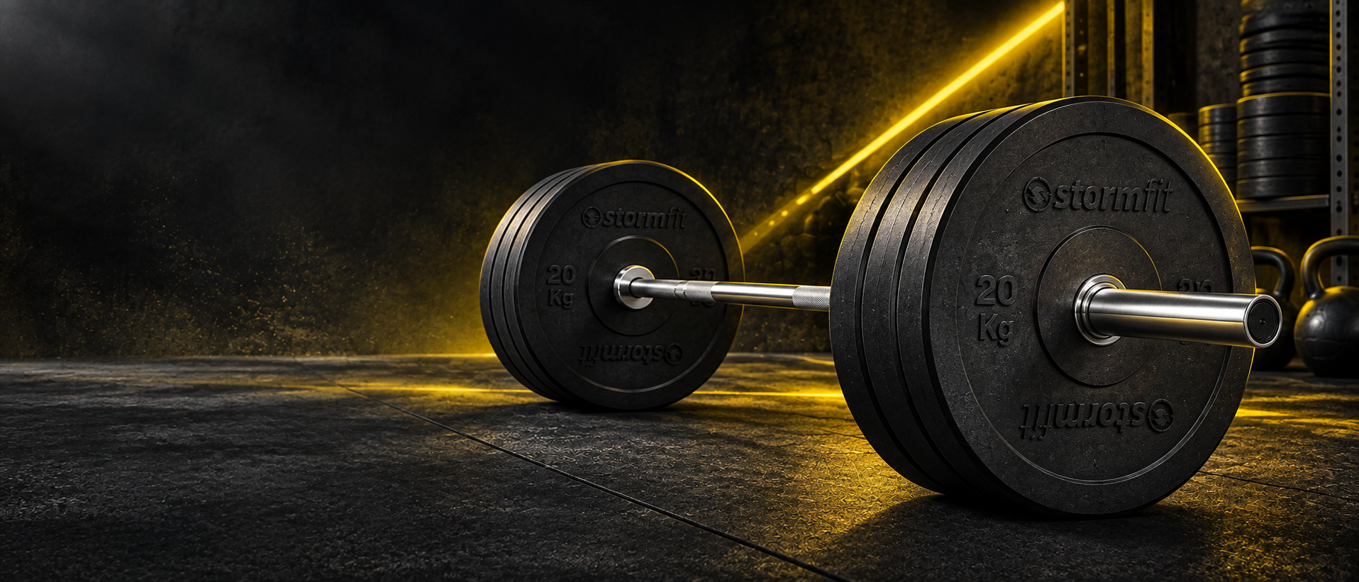 Barra olímpica com anilhas bumper Stormfit em um ambiente industrial